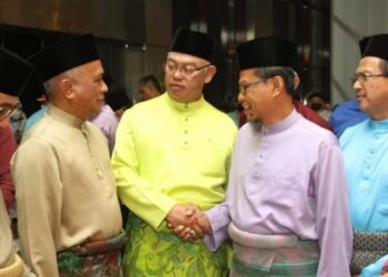 Ahmad Yunus Hairi bersalaman dengan Noh Omar dalam satu pertemuan.
