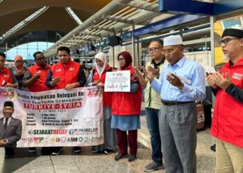 IDRIS bersama pasukan Sekretariat Aid4Turkiye&Syria yang diketuai PASRelief berdoa sebelum berlepas ke Turkiye dalam melaksanakan misi bantuan.
