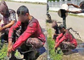 PASANGAN itu disiram dengan air kumbahan oleh penduduk kampung di Banda Aceh, Indonesia. - AGENSI