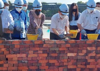 CHOW KON YEOW ketika melakukan gimik perasmian pelancaran projek pembangunan semula pasar awam dan pusat penjaja di Seberang Jaya, Pulau Pinang hari ini.