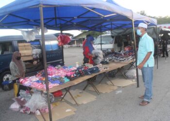 SUASANA suram ekoran kurang sambutan pada hari pertama operasi pasar malam Bandar Pontian, Johor. -UTUSAN/MUHAMMAD ZIKRI