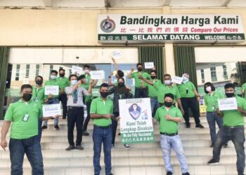 KAKITANGAN pasar raya Econsave Jalan Raja Uda, Butterworth, Pulau Pinang kini sedia menerima kunjungan pelanggan selepas kesemua mereka termasuk pengawal keselamatan dan tukang cuci telah lengkap divaksin.