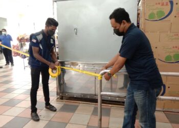 ANGGOTA Bahagian Perlesenan MBPP ketika menjalankan kerja-kerja penutupan Pasar Awam Bayan Baru, Pulau Pinang hari ini. 