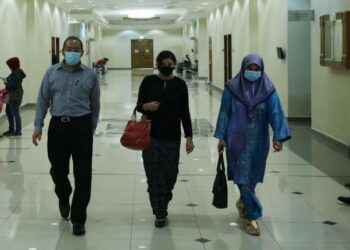 AHMAD Rosdi Ismail (kiri) dilepas dan dibebaskan daripada lima tuduhan pecah amanah di Mahkamah Sesyen Kuantan, Pahang.