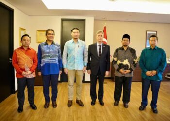 Wakil PASRelief, Ahmad Tarmizi Sulaiman (dua dari kanan) bersama beberapa ahli Parlimen ketika hadir menyampaikan sumbangan untuk mangsa gempa bumi di Turkiye kepada duta negara tersebut.
