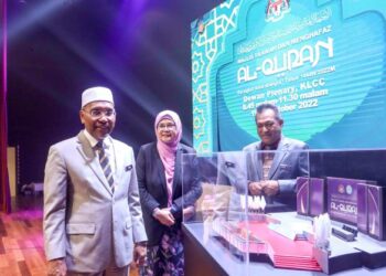IDRIS Ahmad ketika ditemui pemberita selepas program Pra-Pelancaran Majlis Tilawah dan Menghafaz Al-Quran Peringkat Antarabangsa (MTHQA) Ke-62 Tahun 1444H/2022M di Audditorium JAKIM, Putrajaya.- UTUSAN/ FAISOL MUSTAFA