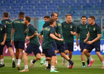 PEMAIN Itali gigih menjalani latihan di Stadium Olimpik, Rom menjelang perlawanan menentang Switzerland pada Khamis jam 3 pagi. - AFP