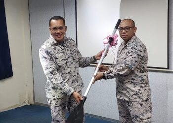 MOHD. Sharenliza Ghazali (kanan) menyerahkan pendayung kepada Mohd. Najhan Azman Hamid sebagai simbolik serah terima tugas Komander Maritim Malaysia Zon Kuala Kurau di Parit Buntar hari ini. - UTUSAN/WAT KAMAL ABAS