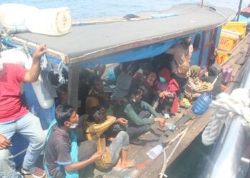 KEADAAN PATI yang cuba masuk ke negara ini menggunakan bot ketika ditahan dekat Kepulauan Sembilan, Bagan Datuk, kelmarin. - FOTO/MARITIM MALAYSIA 