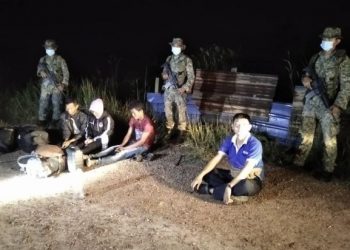 SEORANG tekong warga tempatan bersama tiga PATI Indonesia ditahan anggota ATM dalam satu serbuan di Kota Tinggi hari ini. - FOTO/KHAIRUL MOHD. ALI