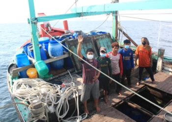 NELAYAN asing tanpa dokumen yang menggunakan bot nelayan tempatan menangkap ikan di zon larangan dekat Pulau Jarak dekat Lumut kelmarin. - IHSAN MARITIM MALAYSIA PERAK