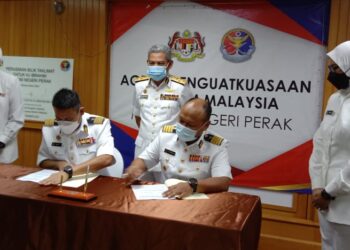 SHAHRIZAN Raman (kiri) dan Mohd. Hambali Yaakup masing-masing menandatangani dokumen serah terima tugas Pengarah Maritim Perak sambil disaksikan Kamaruszaman Abu Hassan di pejabat Maritim Perak di Lumut, hari ini. 