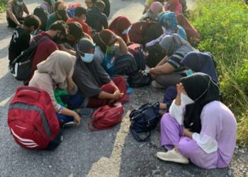 SEBAHAGIAN pendatang asing yang ditahan dalam Op Benteng Covid di Jalan Kelanang, Banting di Kuala Langat, Selangor, semalam.