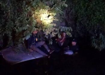 SEBAHAGIAN PATI cuba keluar dari kereta mereka yang terjunam dalam parit dekat kunci air berdekatan Jalan Keretapi Lama di Kuala Selangor, Selangor, hari ini.