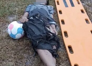 MANGSA remaja OKU maut disambar petir ketika bermain bola sepak di Padang Pekan Papar, Sabah, petang ini. - IHSAN BOMBA