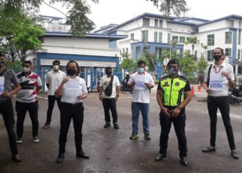 MADYASIR Ahmad Basir (depan, dua dari kiri) bersama Pemuda UMNO Pasir Gudang membuat laporan polis berhubung kenyataan Lim Kit Siang di IPD Seri Alam di Pasir Gudang, Johor.