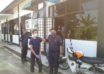 GABRIELE Jungkak Anak Steward didenda RM2,500 kerana membuang patung hiasan milik orang lain ketika didakwa di Mahkamah Majistret Kulai, Johor, hari ini. -UTUSAN/KHAIRUL MOHD ALI 