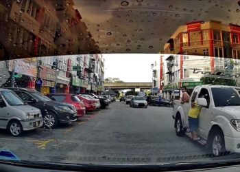 TANGKAP layar video  tular memaparkan kanak-kanak memaut pada pintu pemandu kenderaan pacuan empat roda yang sedap bergerak sehingga mengundang kemarahan orang ramai.