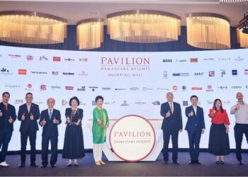 JOYCE YAP (empat kiri) dan Cindy Lim (lima dari kiri) bersama beberapa wakil penyewa pada majlis pelancaran Pavilion Damansara Heights Mall di Hotel Pavilion Kuala Lumpur, Bukit Bintang, hari ini.