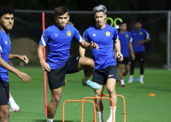 SAFAWI Rasid (tengah) bersedia mengerah segala yang ada apabila berdepan Thailand.