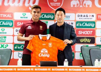 SAFAWI Rasid (kiri) diperkenalkan sebagai pemain baharu kelab Liga 1 Thailand, Ratchaburi FC hari ini.