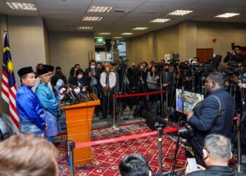TENGKU Datuk Seri Zafrul Tengku Abdul Aziz  dalam sidang akhbar selepas pembentangan Bajet 2023 di Bangunan Parlimen hari ini. - UTUSAN/MUHAMAD IQBAL ROSLI