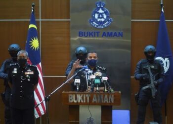 AYOB KHAN dalam sidang akhbar di Ibu pejabat Polis Bukit Aman hari ini. - UTUSAN/SHIDIQQIN ZON