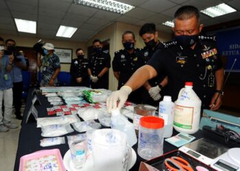 KAMARUL Zaman Mamat menunjukkan rampasan dadah bernilai RM1.1 juta dalam sidang akhbar di IPK, Johor Bahru, Johor. - UTUSAN/RAJA JAAFAR ALI