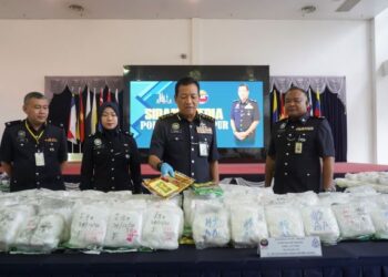 YAHAYA Othman (dua dari kanan) semasa sidang akhbar kejayaan menumpaskan sindiket pengedaran dadah jenis syabu bernilai RM11.5 juta di IPK Kuala Lumpur, semalam. - UTUSAN/SHIDDIEQIIN ZON