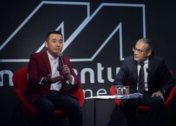 NAJIB Asaddok dan M. Reza Hassan bercakap dalam sidang akhbar di 
Shah Alam, kelmarin. – MINGGUAN/SHIDDIEQIIN ZON