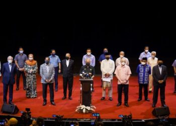 DEMI kebajikan rakyat, hentikanlah gangguan politik agar negara tidak terus mengalami kegagalan dan biarkanlah kerajaan semasa terus memerintah sehingga akhir penggal Parlimen. – UTUSAN/SHIDDIEQIIN ZON