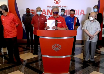 AHMAD Zahid Hamidi pada sidang akhbar mengumumkan UMNO menarik sokongan kepada Parikatan Nasional.