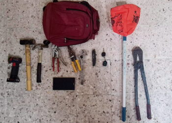 PERALATAN yang ditemukan dalam kereta dinaiki dua penjenayah yang terbabas di Sungai Dua, Pulau Pinang, semalam.