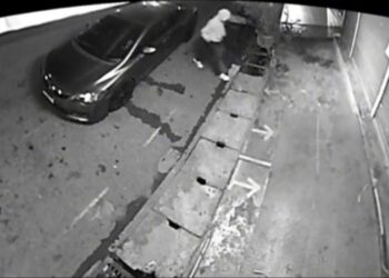 TANGKAP layar rakaman CCTV memaparkan lelaki memecah masuk sebuah pasar raya dan kedai peralatan elektrik di Jejawi, Kangar, Perlis, kelmarin.