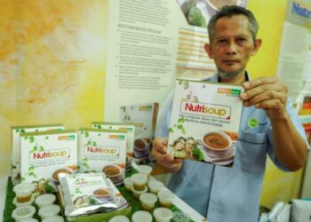 DR. Mazlan Kasran memperkenalkan inovasi makanan berfungsi Nutrisoup yang merupakan makanan berfungsi keluaran tempatan. UTUSAN/FARIS RUSSADIO