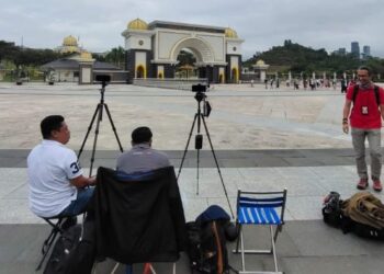 PENGAMAL media mula berkumpul di hadapan pintu masuk Istana Negara sejak pukul 9 pagi ini.