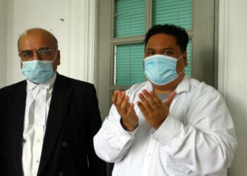 IBRAHIM Haikal Razak (kanan) menadah tangan sebagai tanda syukur selepas dilepas dan dibebaskan Mahkamah Tinggi Johor Bahru hari ini atas dua pertuduhan pecah amanah, enam tahun lalu. - UTUSAN/BAZLAN IBRAHIM