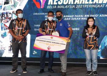 AHMAD Faizal Azumu (dua dari kiri) menyampaikan Anugerah Khas Sukarelawan kepada Nermesh Singh Gurbish Singh pada Sambutan Hari Kesukarelawanan Belia Malaysia 2021 di Ipoh, Perak, hari ini. - UTUSAN/ZULFACHRI ZULKIFLI