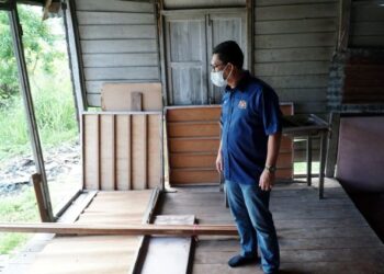 AHMAD Faizal Azumu meninjau keadaan rumah sebuah keluarga yang memerlukan bantuan di Manjoi, Ipoh, hari ini. - FOTO/ZULFACHRI ZULKIFLI