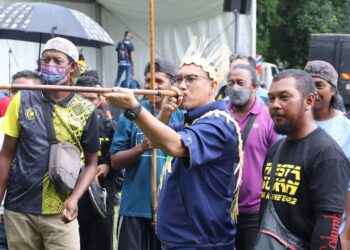 AHMAD Faizal Azumu mencuba acara menyumpit ketika merasmikan Karnival Sukan Moh Kome @ Parlimen Tambun di Kampung Orang Asli Kampung Chadak, Tanjung Rambutan dekat Ipo, Perak,  hari ini. - UTUSAN/MUHAMAD NAZREEN SYAH MUSTHAFA