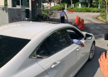 KENDERAAN membawa Ahmad Faizal tiba di rumah Muhyiddin