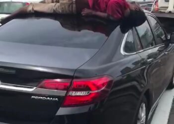 KEADAAN mangsa pejalan kaki maut selepas terbabit kemalangan di Kilometer (KM) 1.3 Lebuh Raya  Lembah Klang Selatan (SKVE). 