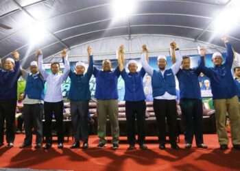 MUHAMMAD Sanusi Md. Nor (tengah) bersama sebahagian calon PN Kedah yang menang di kerusi Parlimen masing-masing sempena Majlis Kesyukuran PN Kedah di Kompleks Pas Kedah, Alor Setar, malam tadi -UTUSAN/SHAHIR NOORDIN
