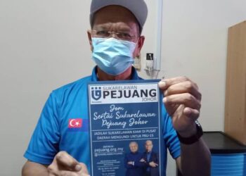 SAHARUDDIN Mohd. Salleh menunjukkan bahan promosi Pejuang di sidang akhbar Program Perasmian Pejabat Sekreteriat Parti Pejuang di Segamat Baru, Segamat, Johor.