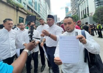 MOHD. Akmal Mohd. Yusof selepas menyerahkan satu nota bantahan kepada kedutaan Sweden berkaitan tindakan biadap oleh Paludan. - FOTO/SHIDDIEQIIN ZON