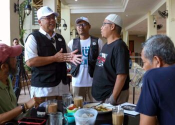 ROSLI Ramli berbual bersama pengunjung ketika melakukan kempen di Medan Selera Presint 16, Putrajaya. - UTUSAN/FAISOL MUSTAFA
