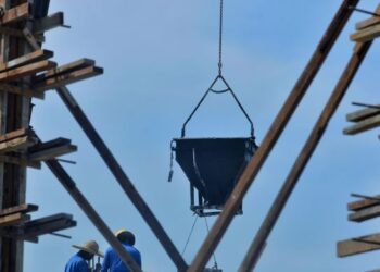 MALAYSIA memerlukan sehingga 1.8 juta pekerja asing  untuk pelbagai sektor di negara ini. -GAMBAR HIASAN