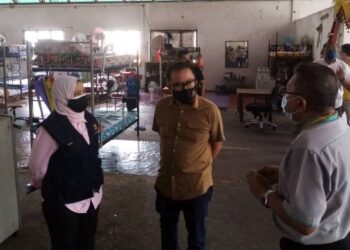 ELYA Marini Darmin (kiri) sedang mendengar penjelasan daripada penyelia sebuah syarikat perabot semasa pemeriksaan yang dibuat MPK di Taman Perindustrian Meru, Klang, Selangor, hari ini. - FOTO/MOHAMAD NAUFAL MOHAMAD IDRIS