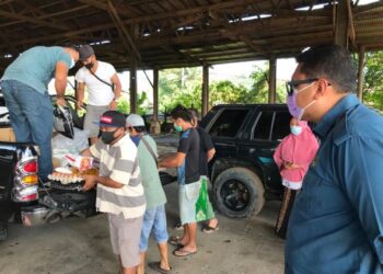 MOHD. Syahbuddin melihat pekerja warga asing menerima bantuan bekalan makanan di Kawasan Perindustrian Gua Musang, Kelantan, hari ini. - UTUSAN/AIMUNI TUAN LAH