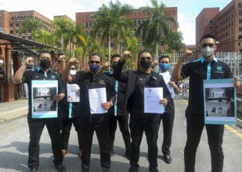 Setiausaha Agung Pertubuhan Kemanusiaan Masyarakat Antarabangsa Malaysia (MHO), Datuk Hishamuddin Hassim (depan dua kanan) dan Pengerusi Persatuan Pengguna Semboyan 1Malaysia, Yusuf Azmi (dua kiri) menunjukkan rmemorandum bantahan kepada Kementerian Sumber Manusia (KSM) untuk menangguhkan proses membawa pekerja asing ke Malaysia dan memberikan keutamaan kepada rakyat Malaysia di dalam Sektor 3D di perkarangan Kementerian Blok D, Putrajaya pada 7 Januari 2022.

GAMBAR : FAISOL MUSTAFA
PEMEBRITA : HUSNI (UTUSAN)